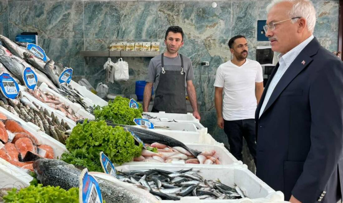 Aksaray’da esnafla buluşma: Vali Kumbuzoğlu’ndan bereketli alışveriş temennisi Aksaray Valisi Mehmet Ali Kumbuzoğlu, şehrin esnafını ziyaret ederek hayırlı