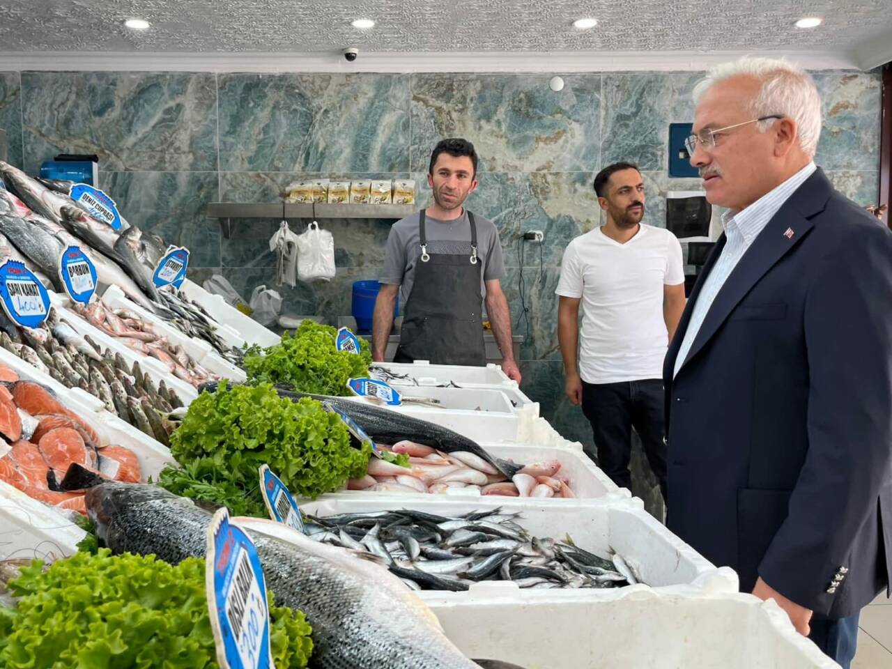 Aksaray Valisi Mehmet Ali Kumbuzoğlu, şehrin esnafını ziyaret ederek hayırlı
