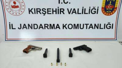 Kırşehir'de İl Jandarma Komutanlığı ekipleri tarafından yapılan uygulamada ruhsatsız silah