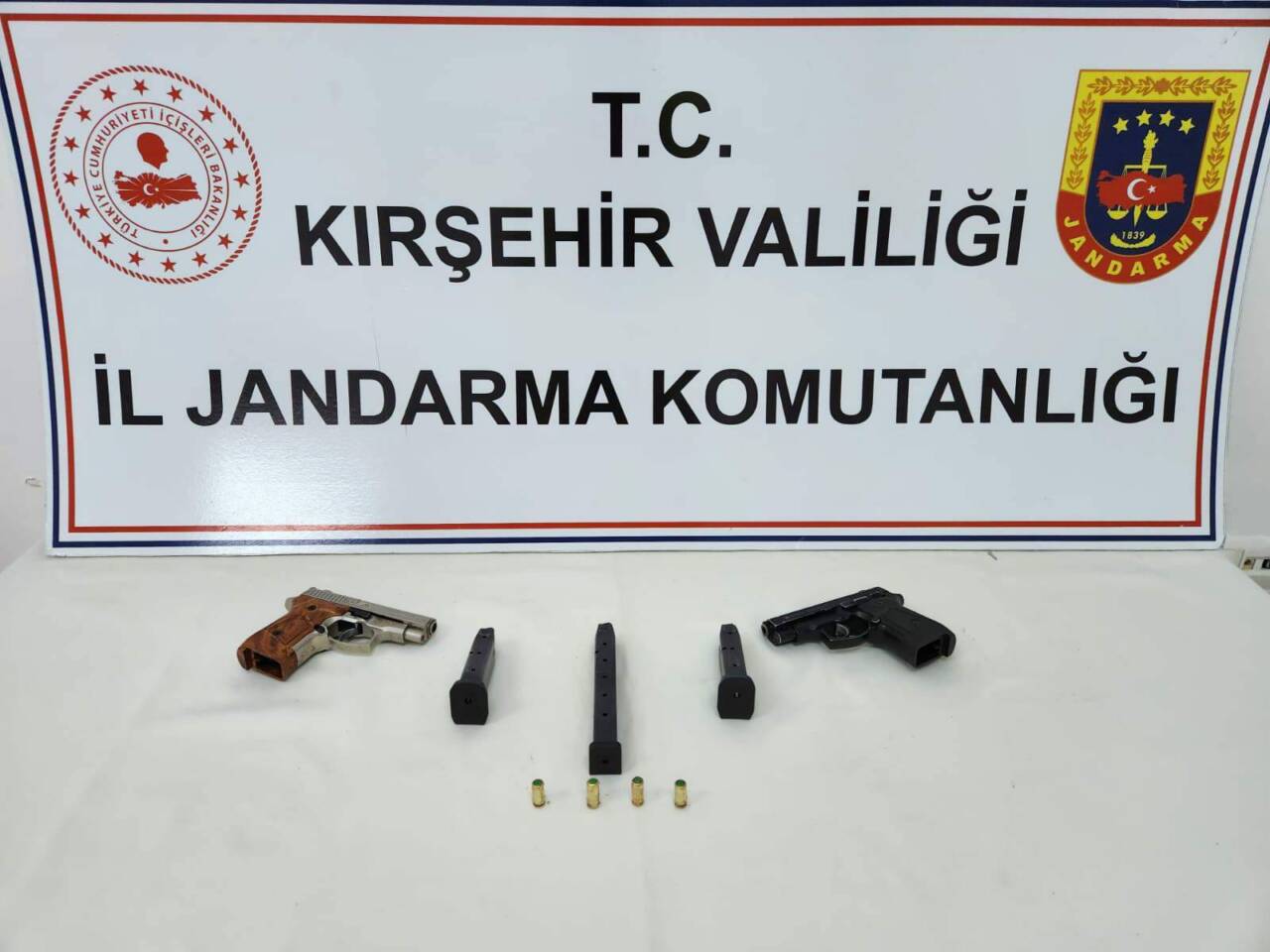 Kırşehir'de İl Jandarma Komutanlığı ekipleri tarafından yapılan uygulamada ruhsatsız silah