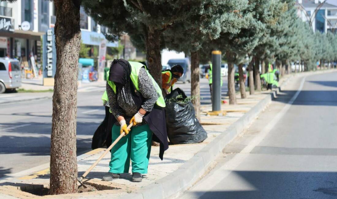 Aksaray Belediyesi, şehir genelinde yürüttüğü peyzaj ve temizlik çalışmalarını aralıksız