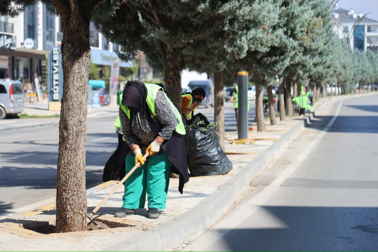 Aksaray Belediyesi, şehir genelinde yürüttüğü peyzaj ve temizlik çalışmalarını aralıksız