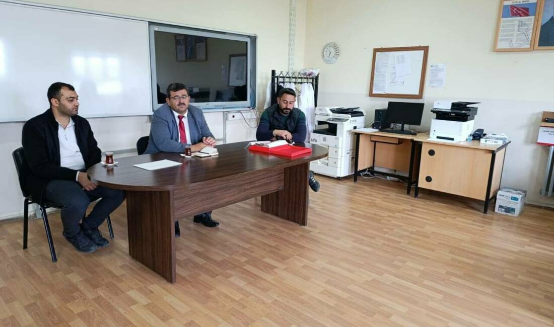 Ağaçören İlçe Milli Eğitim Müdürü Deniz Arslan, Atatürk Ortaokulu’nu ziyaret