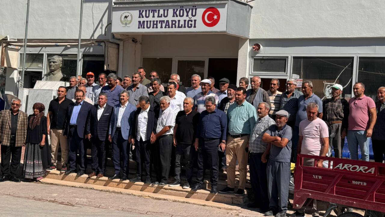 AK Parti Milletvekilleri Cengiz Aydoğdu ve Hüseyin Altınsoy, beraberindeki heyetle