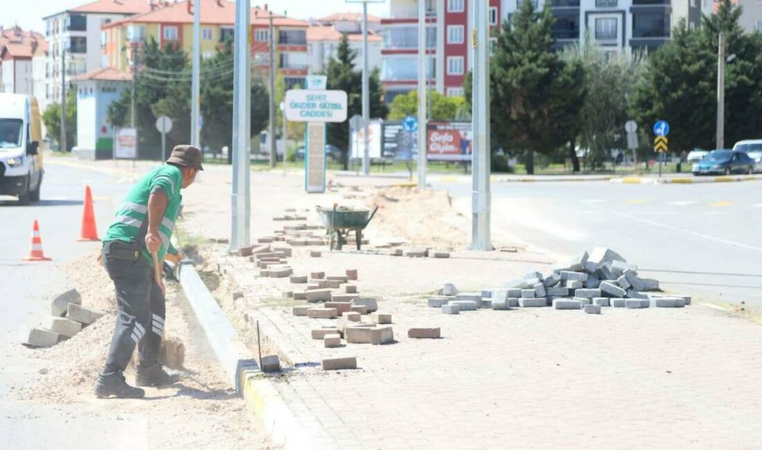 Başkan Evren Dinçer, Şehit Önder Güzel Caddesi’nde kaldırımları yenileyerek öğrenciler