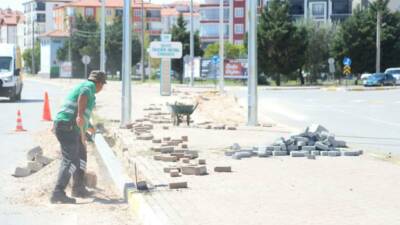 Başkan Evren Dinçer, Şehit Önder Güzel Caddesi’nde kaldırımları yenileyerek öğrenciler