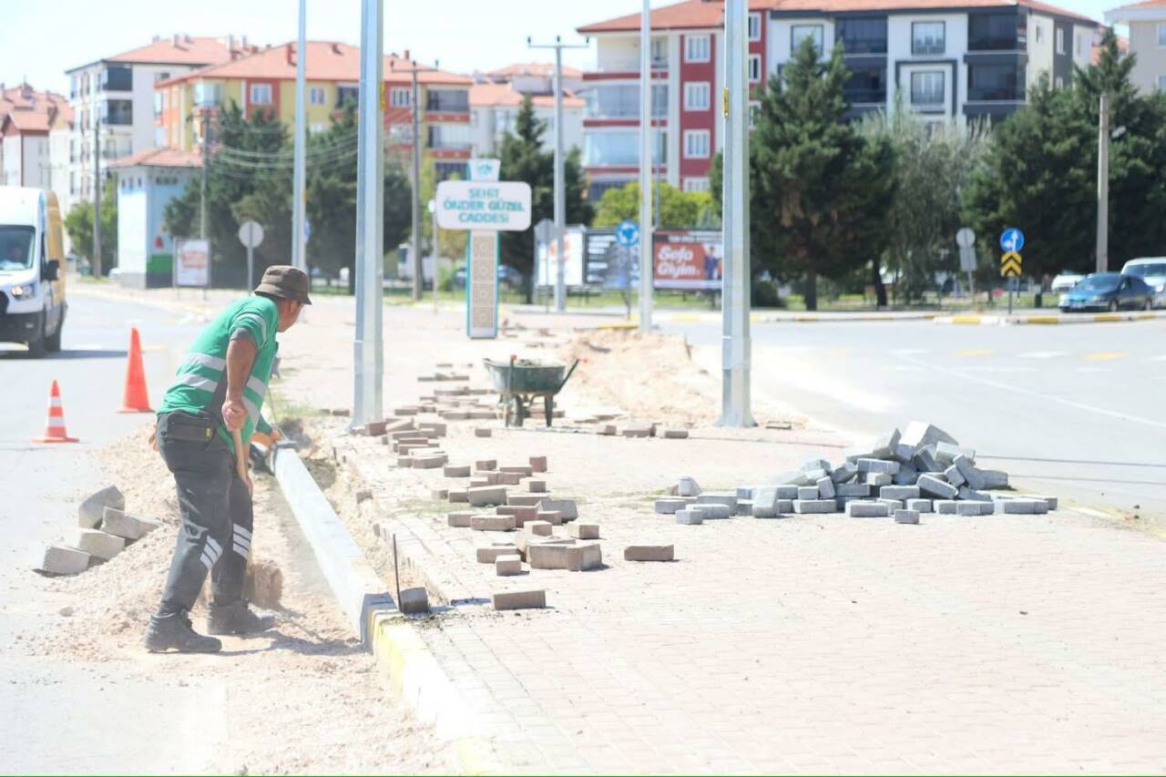 Başkan Evren Dinçer, Şehit Önder Güzel Caddesi’nde kaldırımları yenileyerek öğrenciler