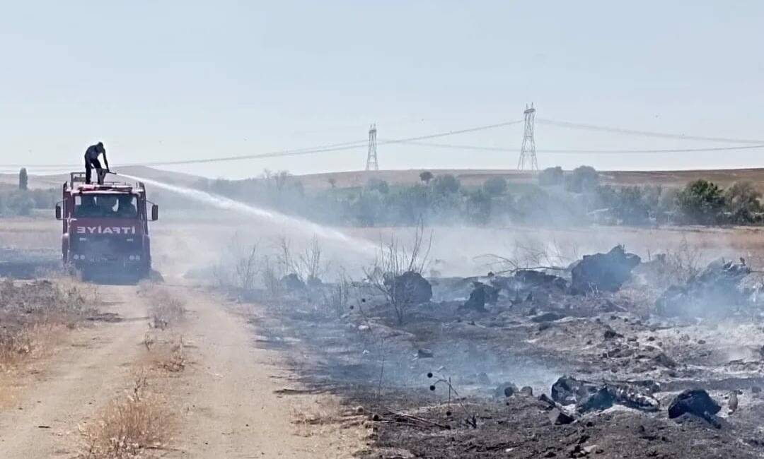 Aksaray’ın Ortaköy ilçesine bağlı Çiftevi köyünde çıkan anız yangını, Ortaköy