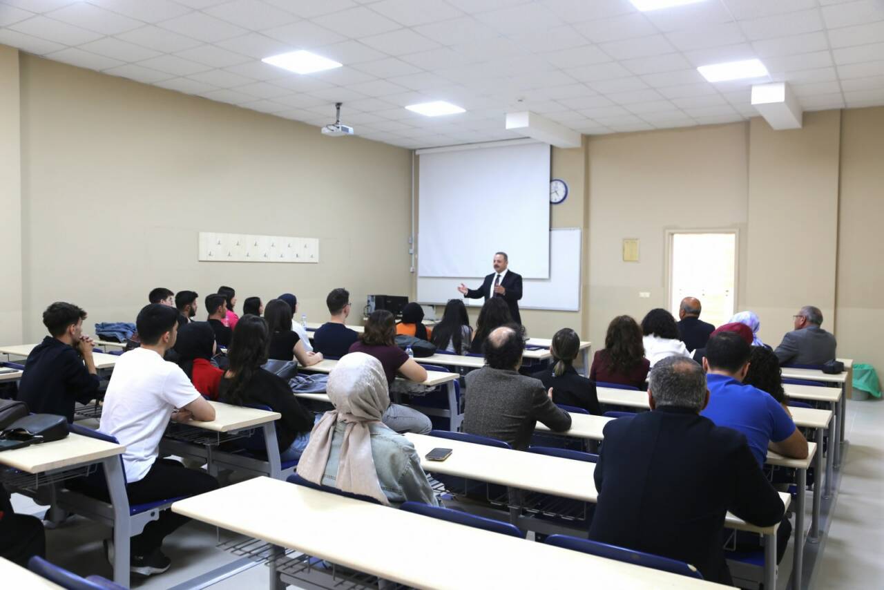 Aksaray Üniversitesi (ASÜ) Rektör Prof. Dr. Alpay Arıbaş,  Diş Hekimliği