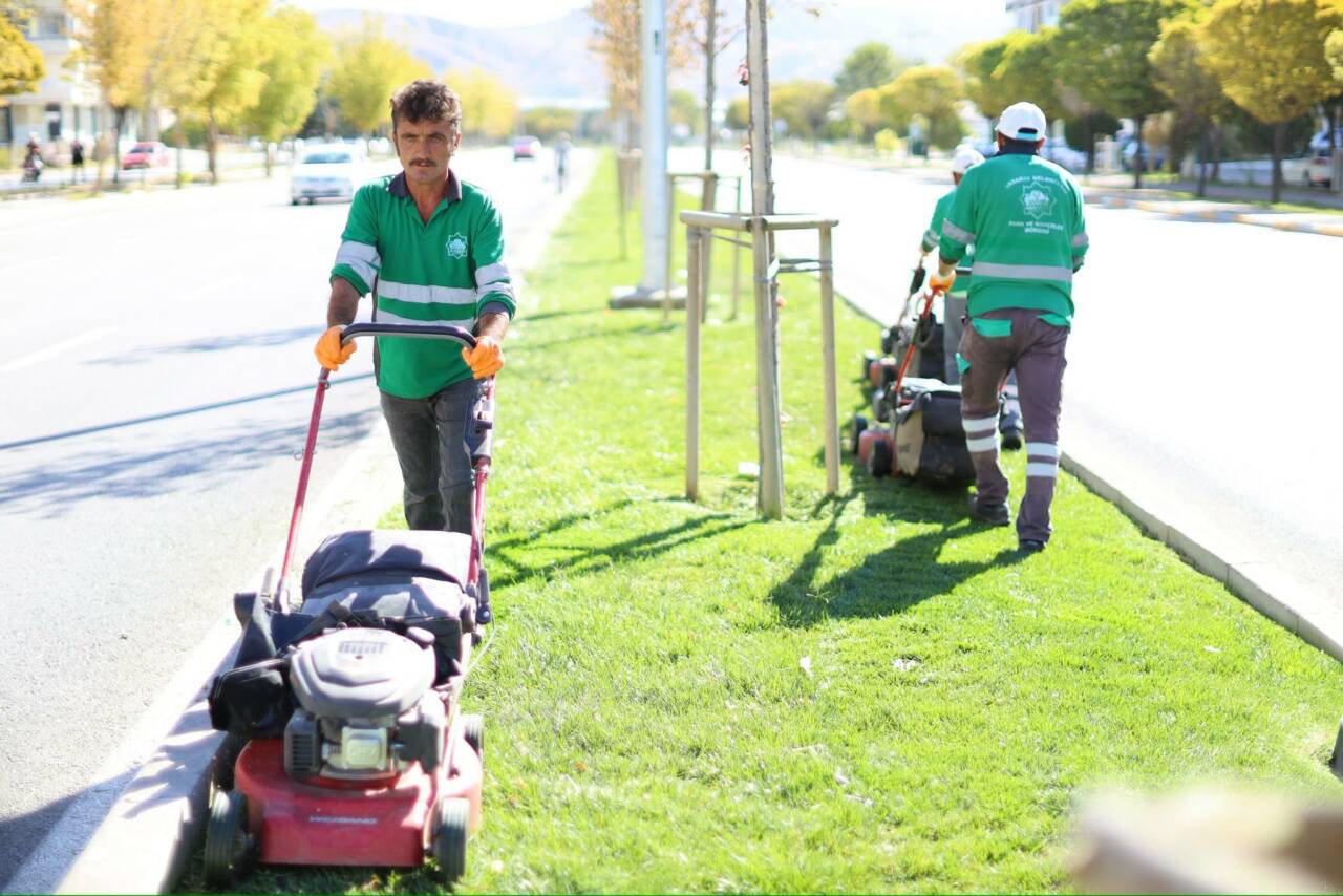 Aksaray Belediyesi, kentte çevre temizliği ve düzenini sağlamak için çalışmalarına