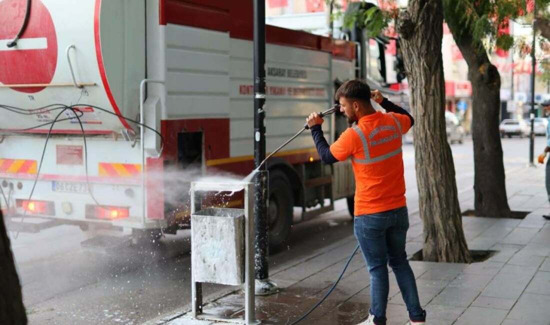 Aksaray Belediyesi, kent genelinde temizlik çalışmalarına hız kesmeden devam ediyor.