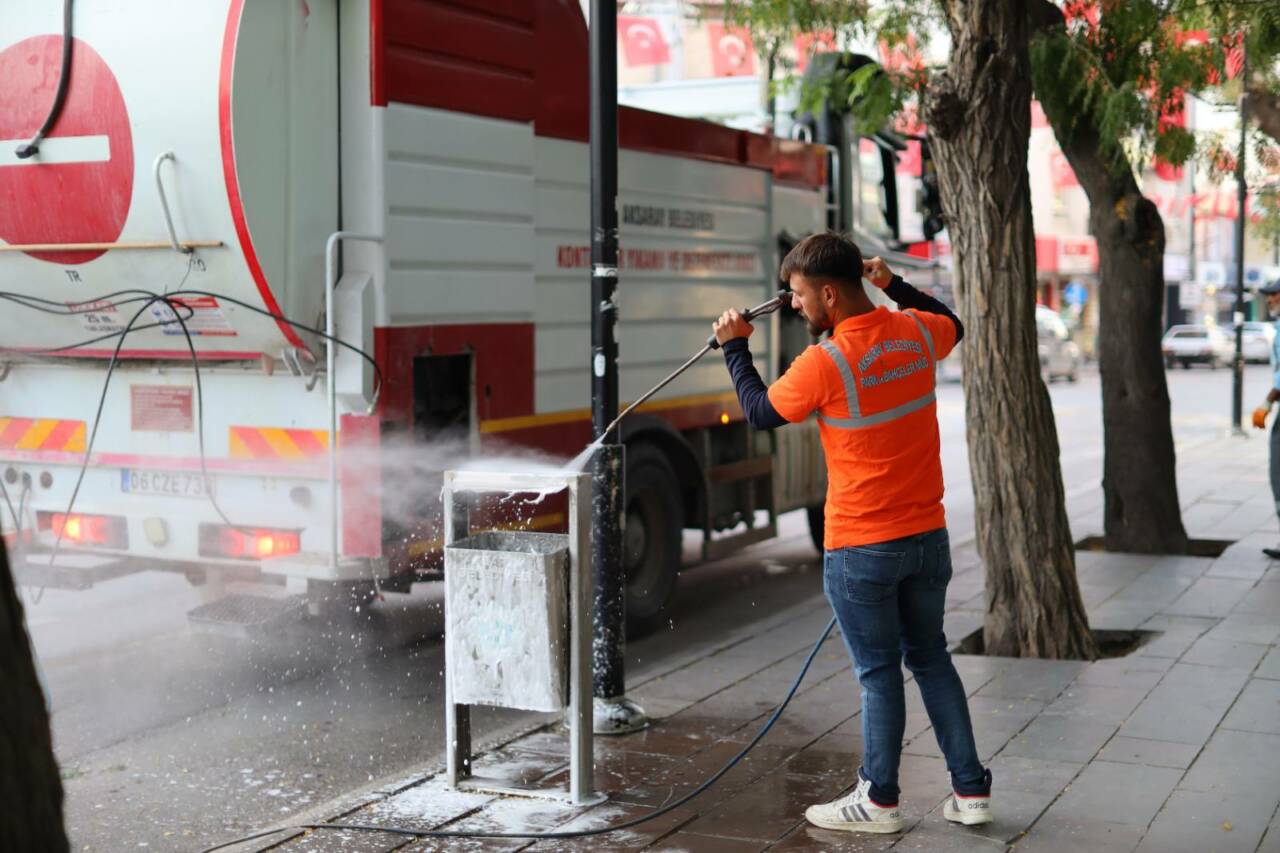 Aksaray Belediyesi, kent genelinde temizlik çalışmalarına hız kesmeden devam ediyor.