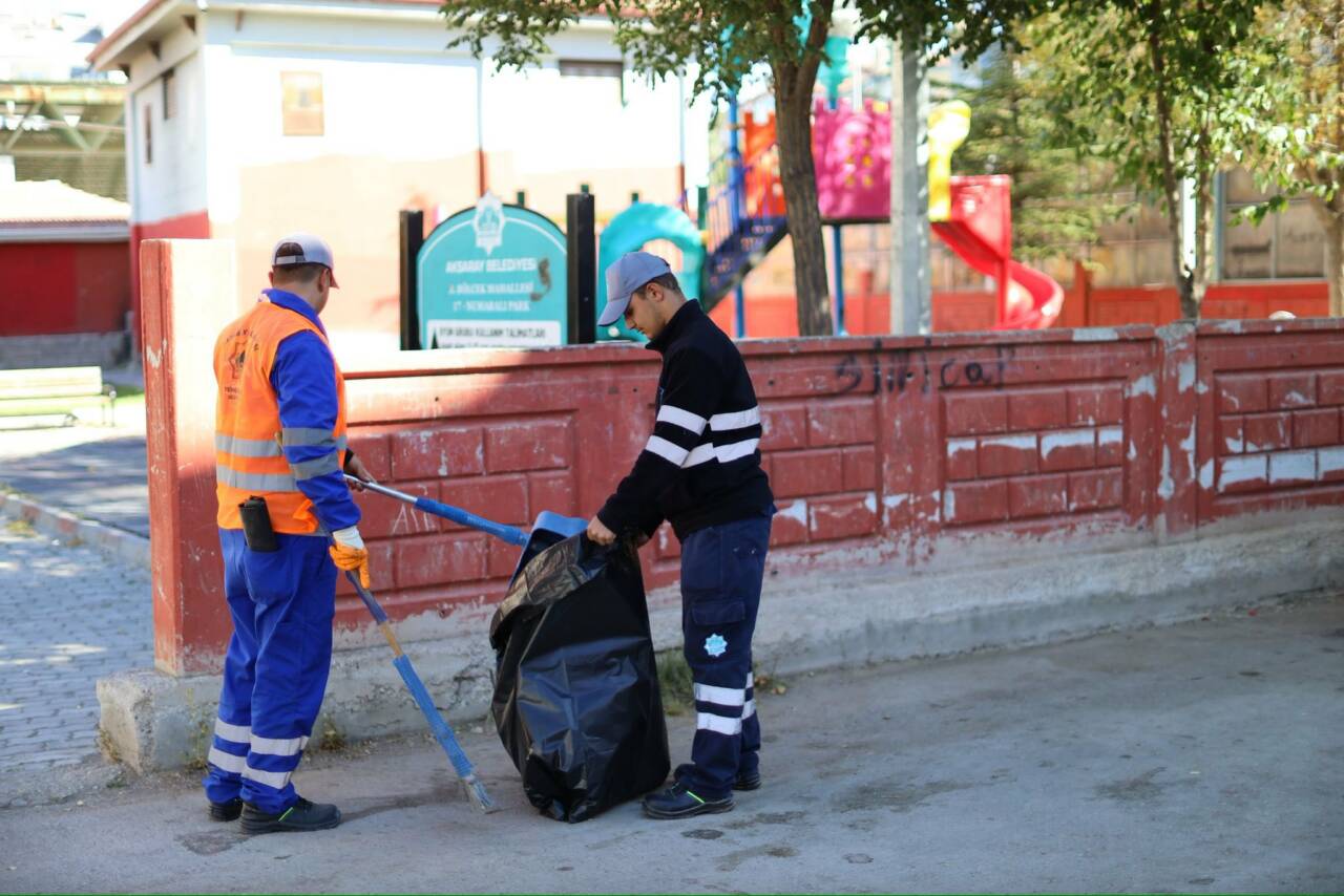 Aksaray Belediyesi, şehrin her köşesinde temizlik ve bakım çalışmalarını sürdürüyor.