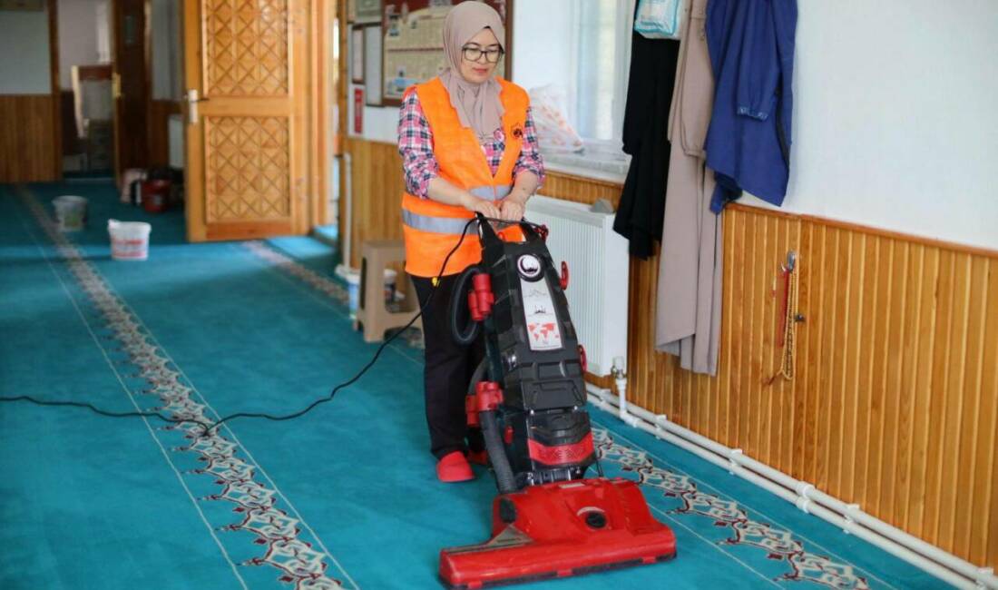 Aksaray Belediyesi ekipleri, şehir genelindeki camilerin temizliğine titizlikle devam ediyor.