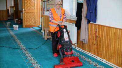 Aksaray Belediyesi ekipleri, şehir genelindeki camilerin temizliğine titizlikle devam ediyor.