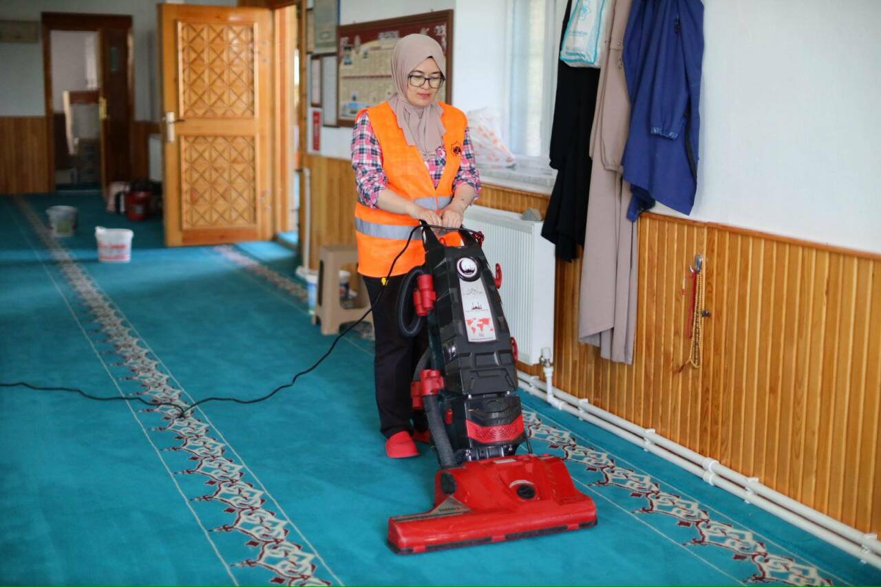 Aksaray Belediyesi ekipleri, şehir genelindeki camilerin temizliğine titizlikle devam ediyor.