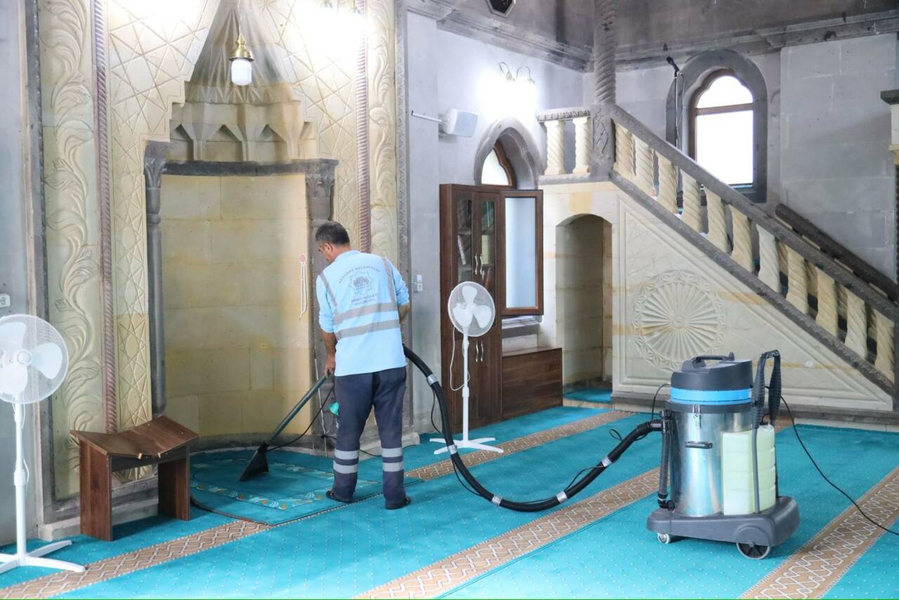 Aksaray Belediyesi ekipleri şehir içerisindeki çalışmaları kapsamında şehrin farklı noktalarında