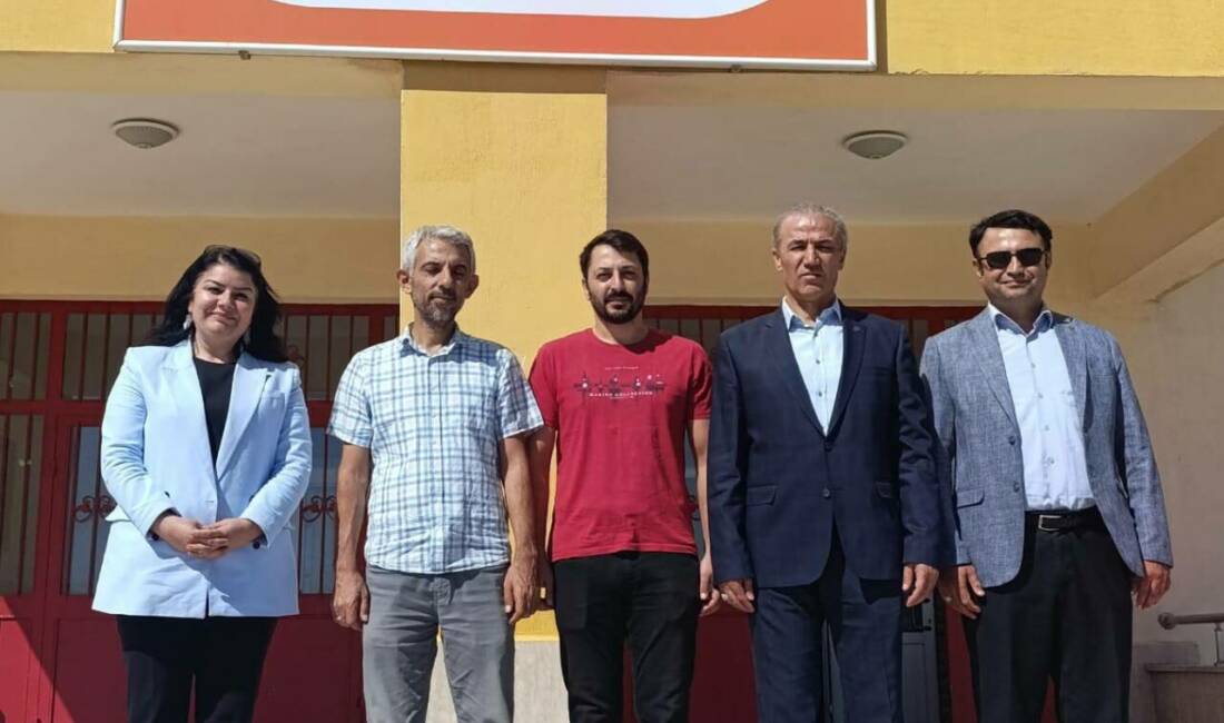 Aksaray’ın Gülağaç ilçesinde Eğitim-Bir-Sen Aksaray Şube Başkanı Murat Görmez ve