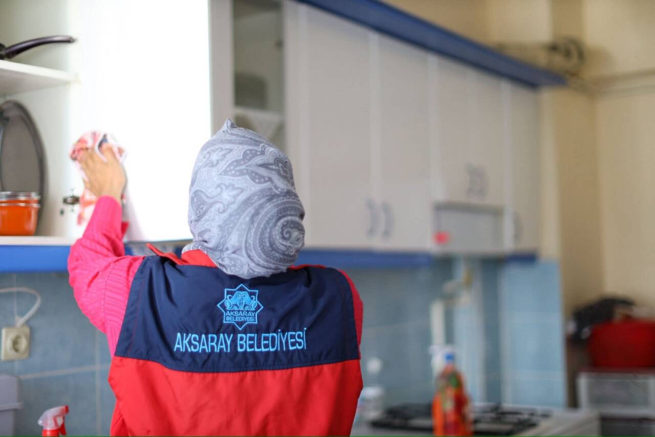 Aksaray Belediyesi, sosyal sorumluluk anlayışıyla başlattığı Evde Temizlik hizmeti ile