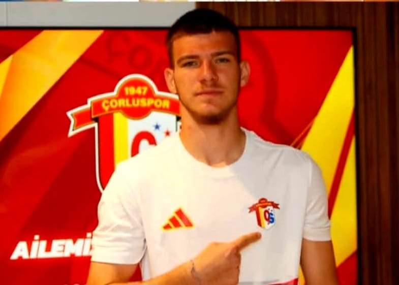 Aksaray Belediyespor altyapısında yetişen üç genç yetenek, profesyonel futbol kariyerlerine
