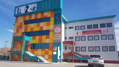 Aksaray Gençlik Merkezi, gençlerin yeteneklerini geliştirebileceği ve sosyal becerilerini artırabileceği