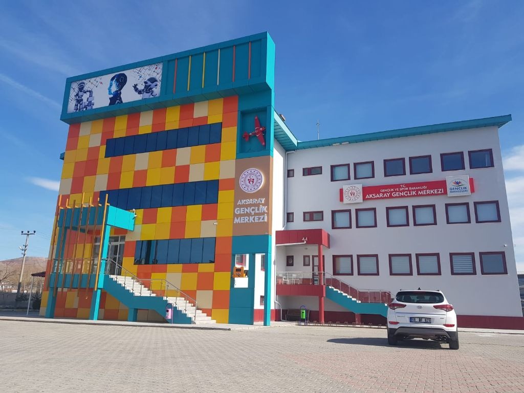 Aksaray Gençlik Merkezi, gençlerin yeteneklerini geliştirebileceği ve sosyal becerilerini artırabileceği