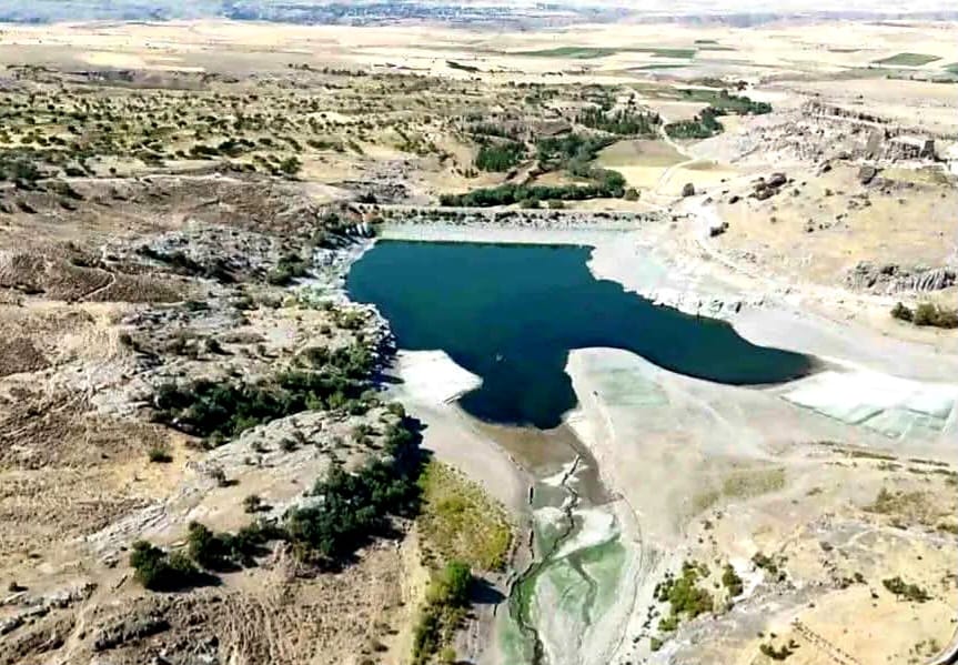 Güzelyurt ilçesinde bulunan Güzelyurt Göleti, yaşanan kuraklık nedeniyle ciddi ölçüde