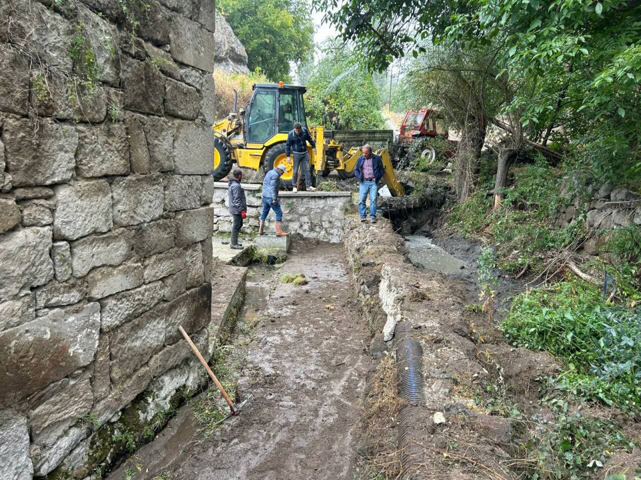 Güzelyurt Belediyesi, ilçeye bağlı Aşağı Mahalle’de kapsamlı temizlik ve bakım