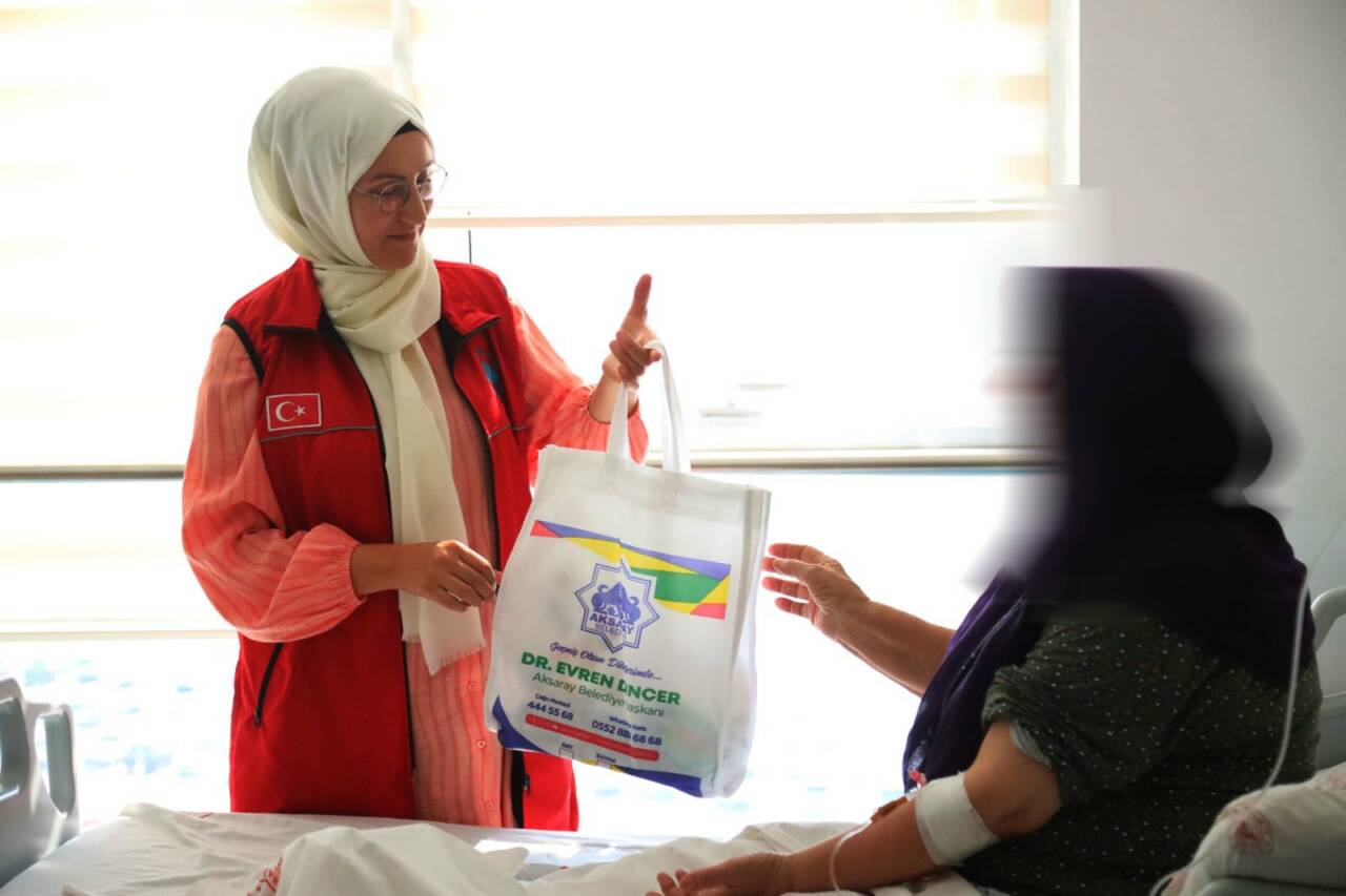 Aksaray Belediyesi, zor günlerinde vatandaşların yanında olmayı sürdürüyor. Belediye ekipleri,