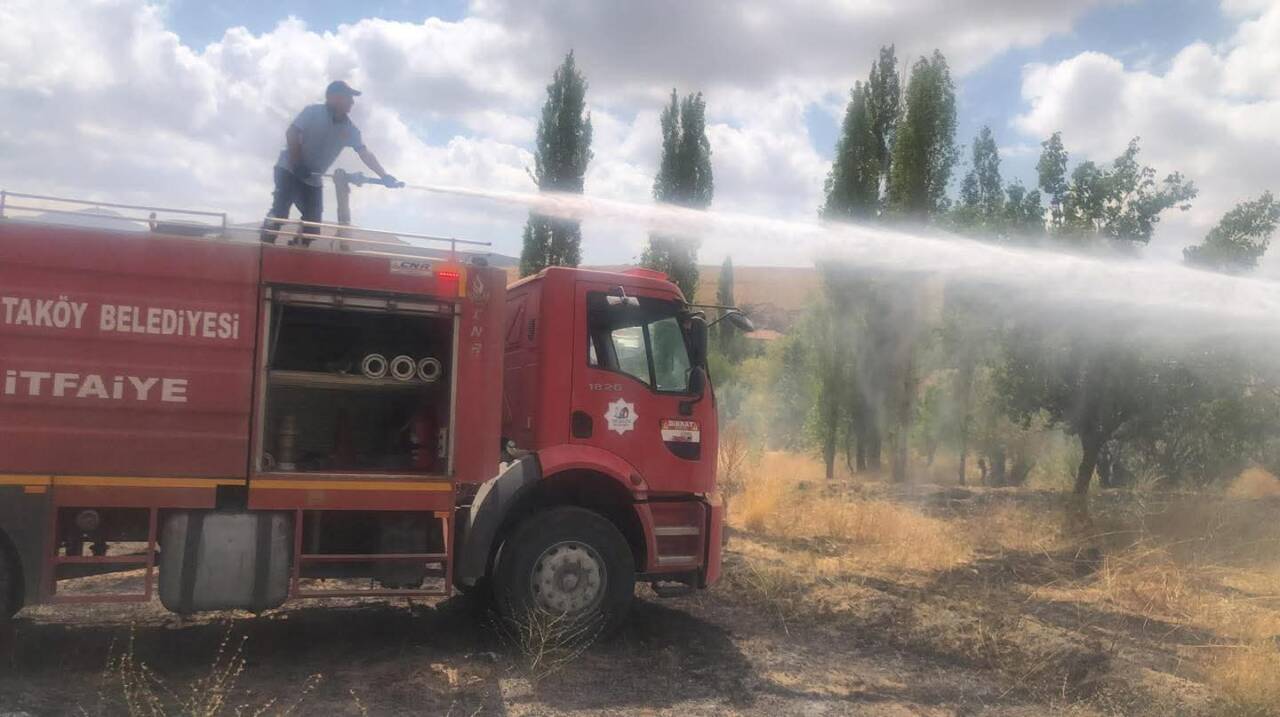 Aksaray’ın Ortaköy ilçesine bağlı Seksenuşağı köyünde çıkan ağaçlık ve ot