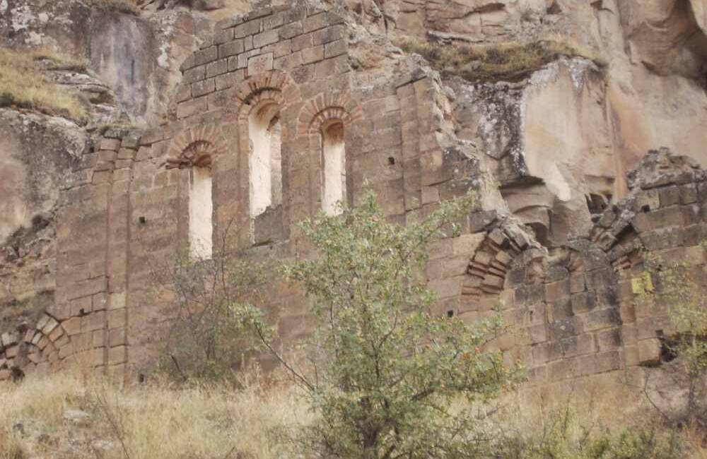 Aksaray’da, dik bir kayaya yaslanmış otlarla kaplı tepe üzerinde konumlanan