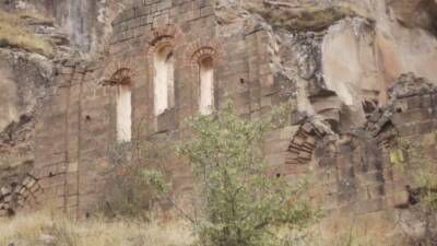 Aksaray’da, dik bir kayaya yaslanmış otlarla kaplı tepe üzerinde konumlanan