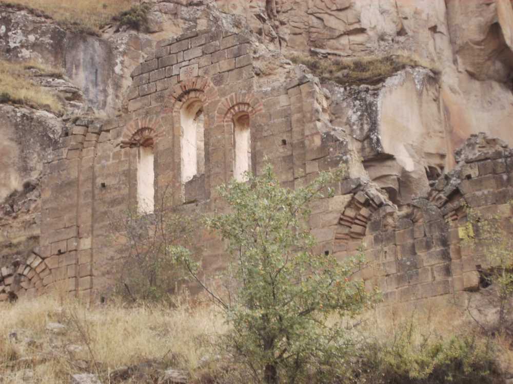 Aksaray’da, dik bir kayaya yaslanmış otlarla kaplı tepe üzerinde konumlanan