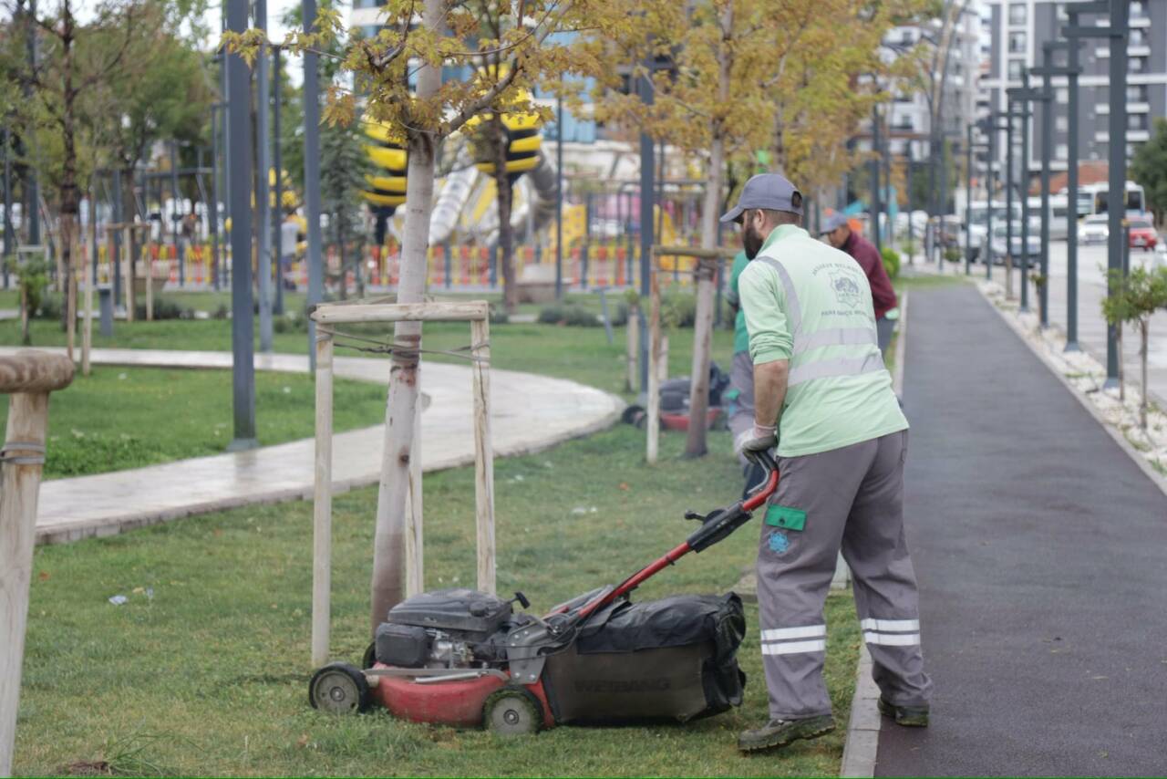 Aksaray Belediyesi, kent genelinde çevre düzenlemesi ve temizlik çalışmalarına aralıksız