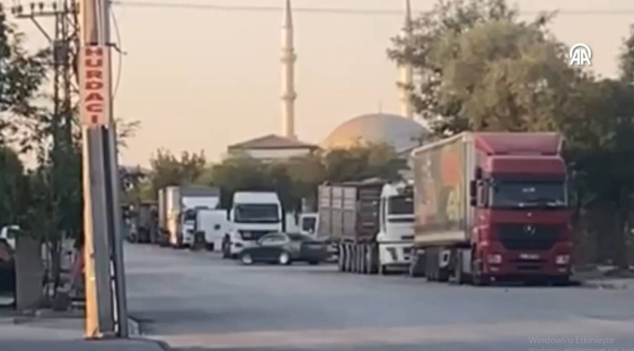 Konya'da bir sürücü polisten kaçtı. Polis ekipleri aracın lastiğine ateş