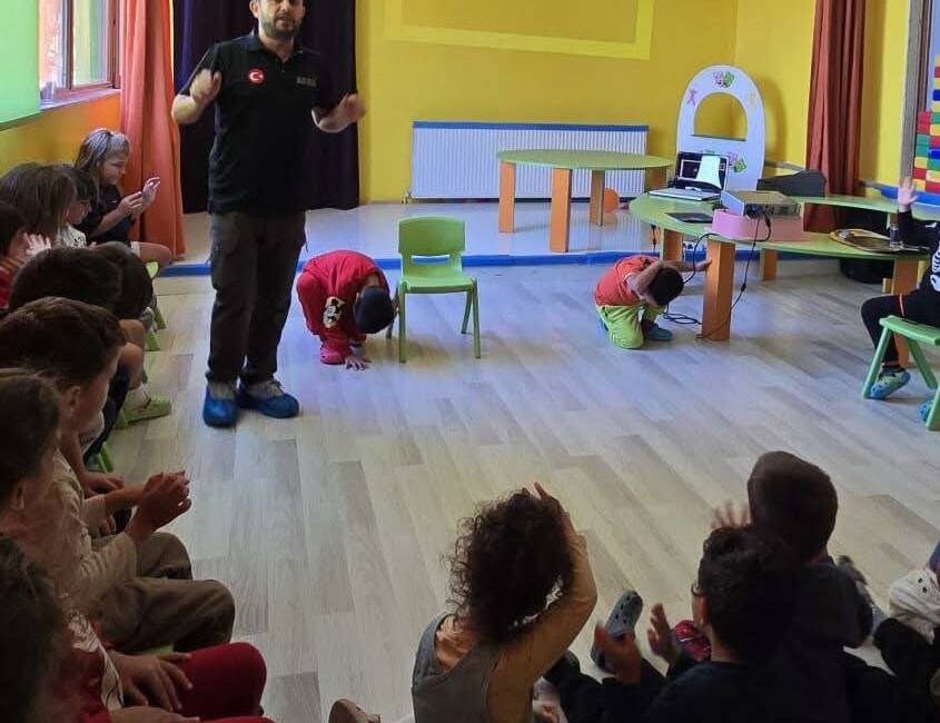 AFAD eğitmenleri, Özel Neşe Erbek Kreş personeli ve öğrencilerine deprem