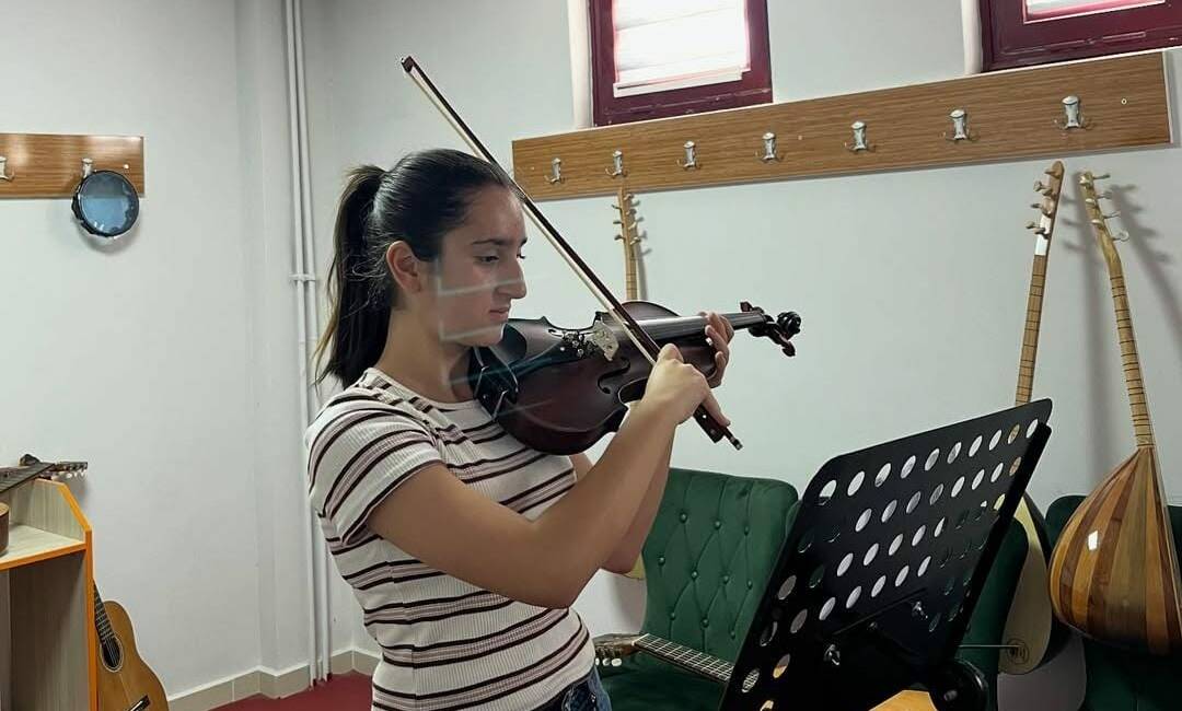 Aksaray Gençlik Merkezi’nde çini ve keman kursları kapılarını sanatseverlere açtı.