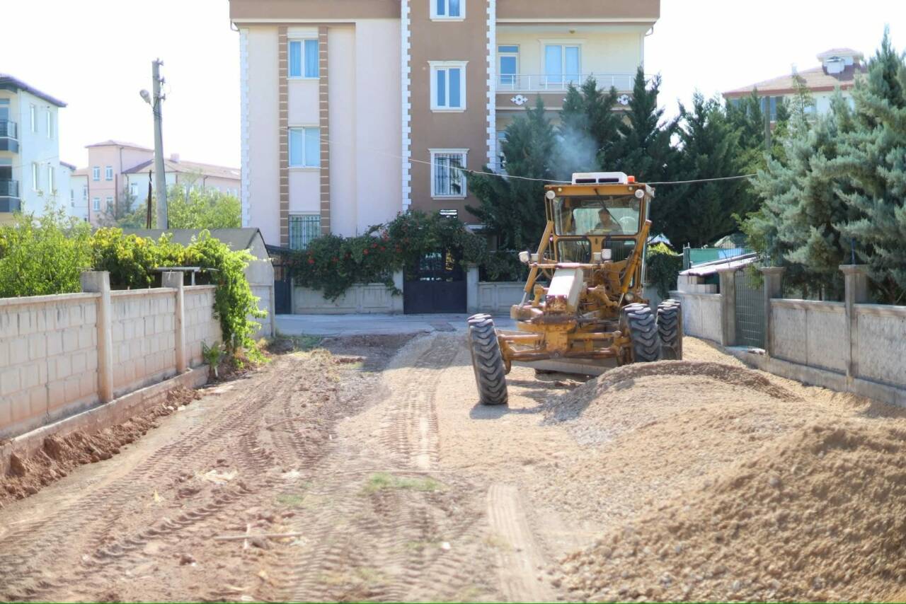 Aksaray Belediyesi, şehir genelinde yürüttüğü yol yenileme ve altyapı iyileştirme