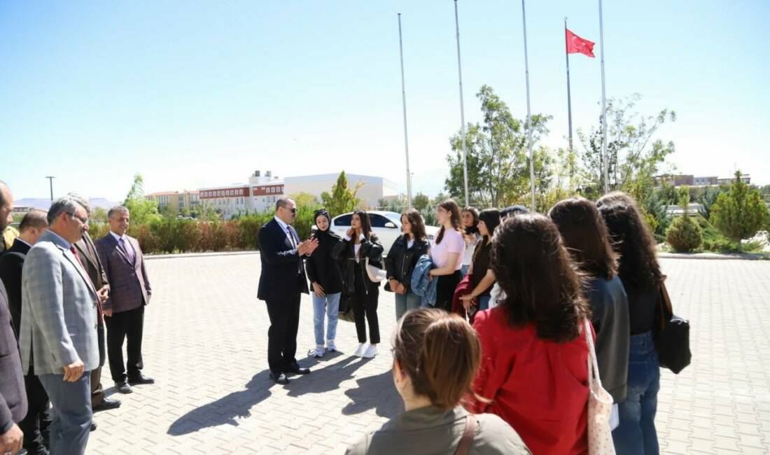 2025-2026 Eğitim-Öğretim Yılı’nın başlamasının ardından Aksaray Üniversitesi (ASÜ) Rektörü Prof.