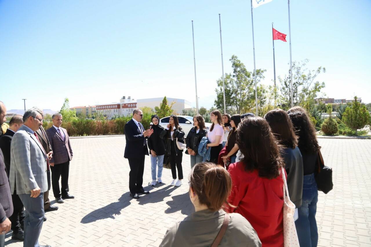 2025-2026 Eğitim-Öğretim Yılı’nın başlamasının ardından Aksaray Üniversitesi (ASÜ) Rektörü Prof.
