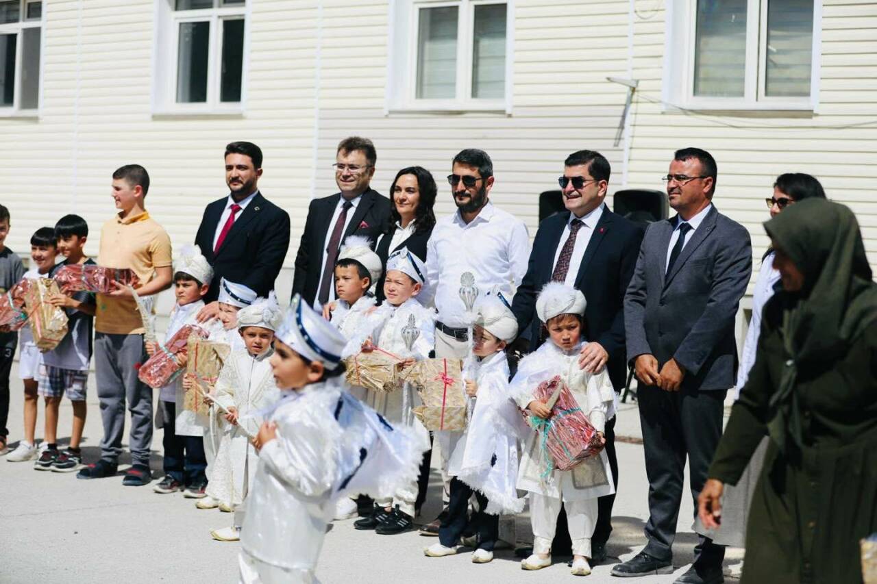 Ortaköy Devlet Hastanesi tarafından organize edilen sünnet şöleni, ilçe halkının