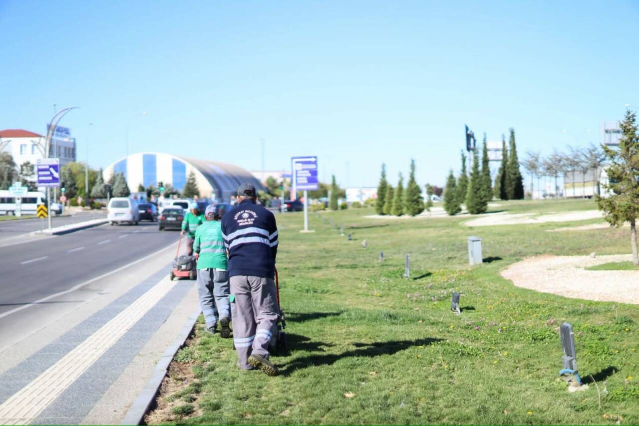 Aksaray Belediyesi, şehirdeki yeşil alanların korunması ve güzelleştirilmesi çalışmalarına hız