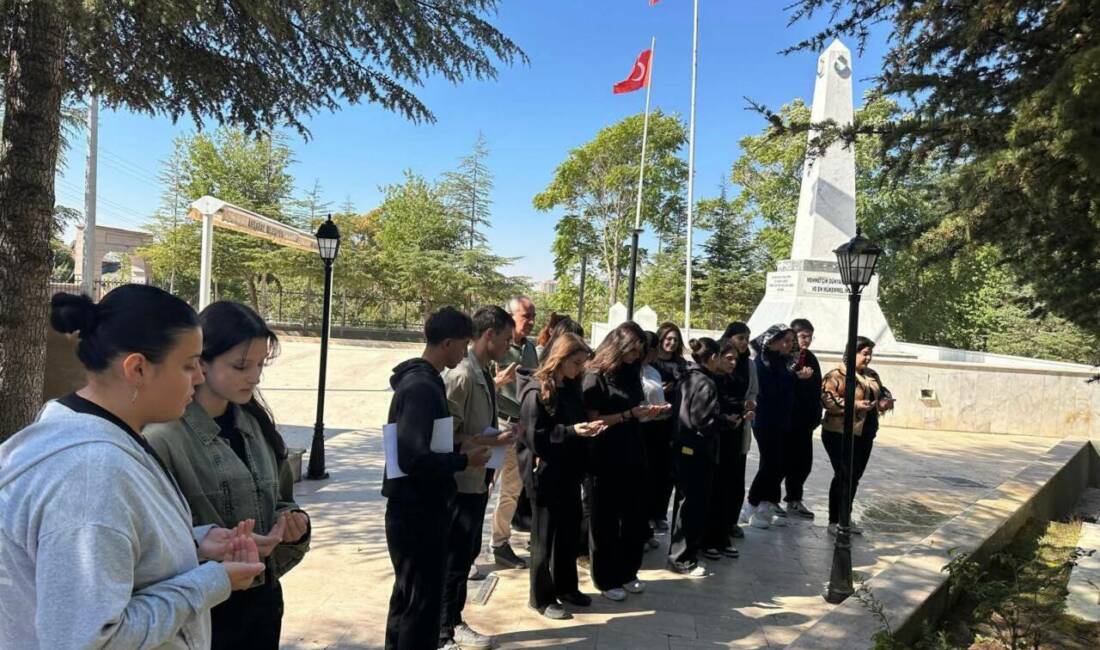 Aksaray Güzel Sanatlar Lisesi öğrencileri, şehitleri anmak amacıyla öğretmenlerini rehberliğinde