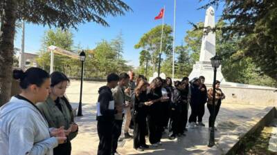 Aksaray Güzel Sanatlar Lisesi öğrencileri, şehitleri anmak amacıyla öğretmenlerini rehberliğinde