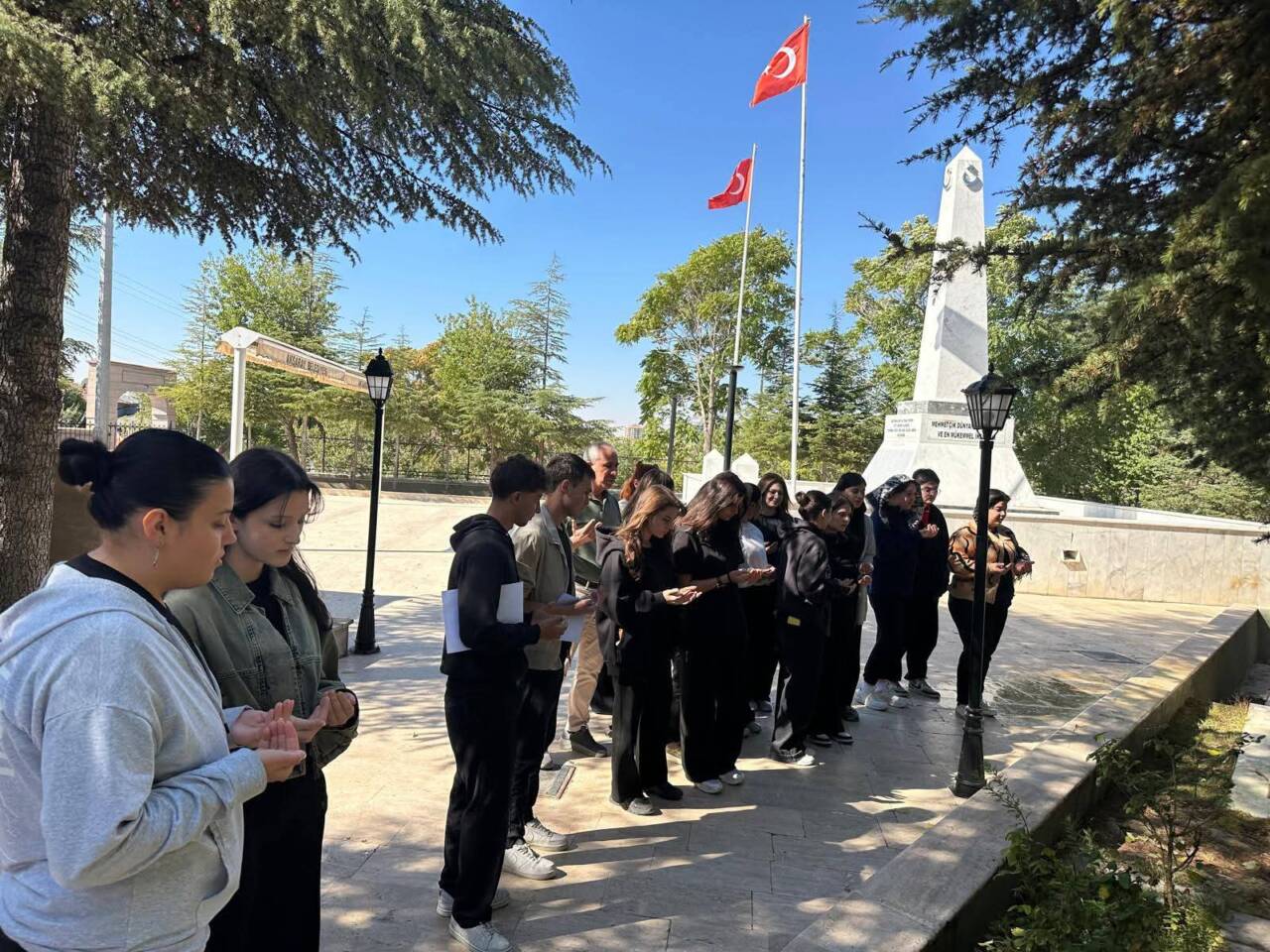 Aksaray Güzel Sanatlar Lisesi öğrencileri, şehitleri anmak amacıyla öğretmenlerini rehberliğinde