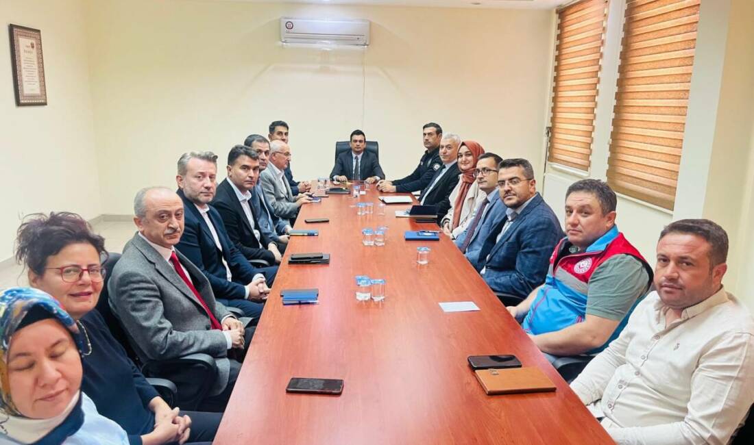 Eskil Kaymakamı Harun Uzar, ilçede haftalık düzenlenen kurum amirleri toplantısına