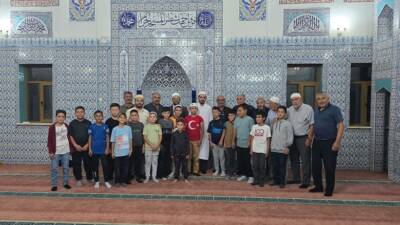Sultanhanı ilçesinde bulunan Koyuncu Camii, cuma gecesi düzenlenen anlamlı bir