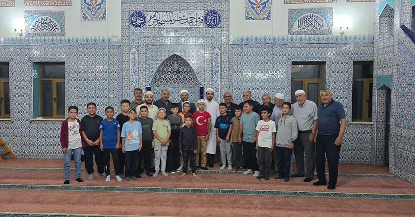 Sultanhanı ilçesinde bulunan Koyuncu Camii, cuma gecesi düzenlenen anlamlı bir