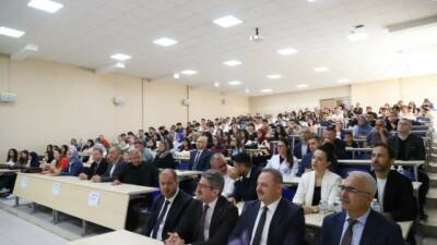 Aksaray Üniversitesi (ASÜ) Tıp Fakültesi'nde birinci sınıf öğrencilerinin ilk ders