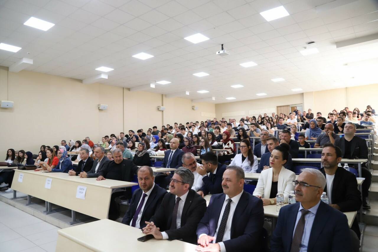 Aksaray Üniversitesi (ASÜ) Tıp Fakültesi'nde birinci sınıf öğrencilerinin ilk ders